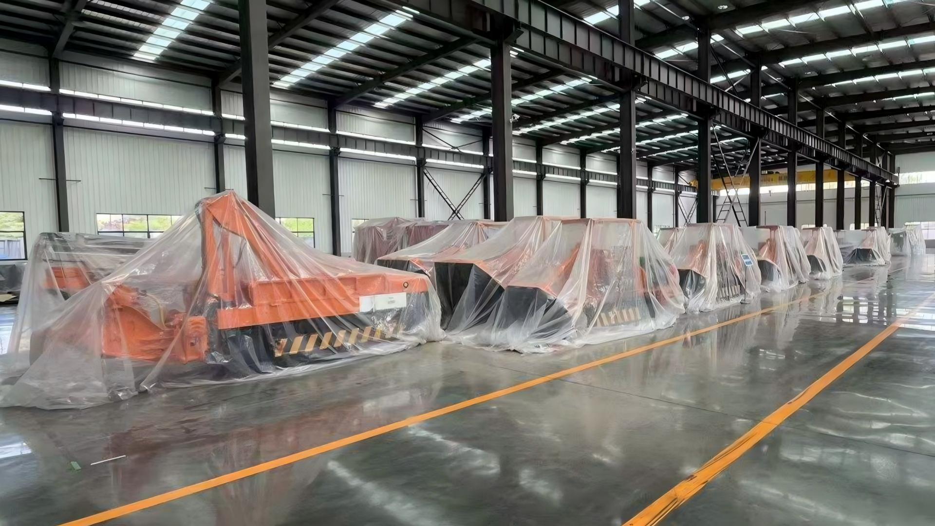 Máy bốc dỡ đá bên hông mỏ than