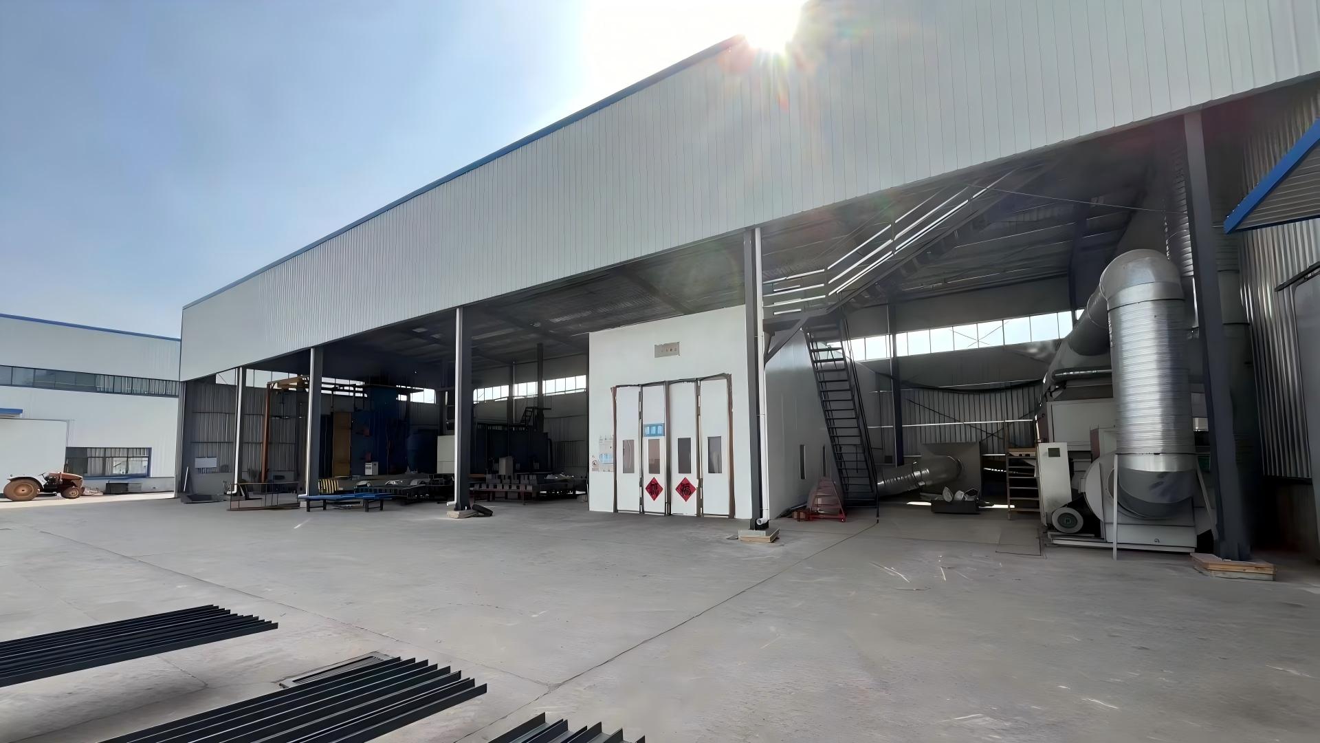 Máy bốc dỡ đá bên hông mỏ than