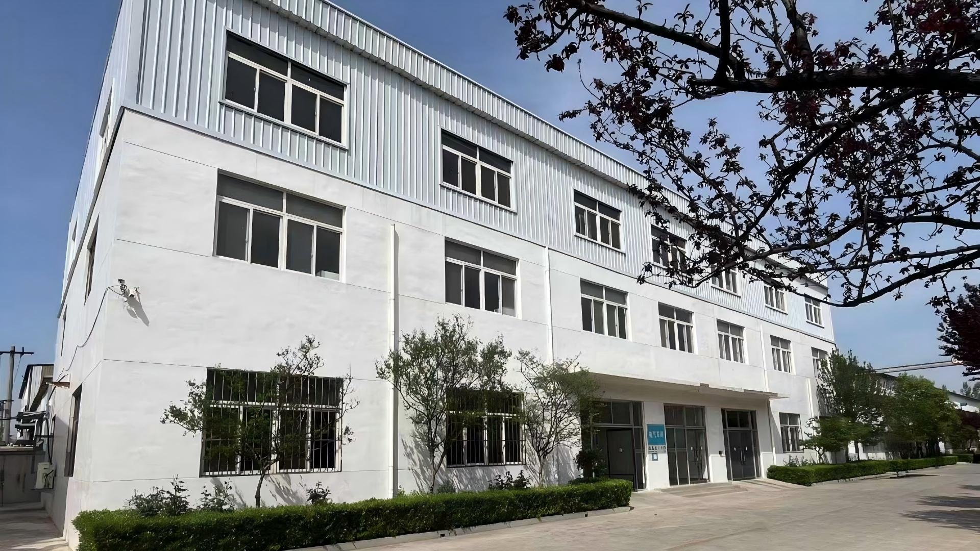 Máy bốc dỡ đá bên hông mỏ than