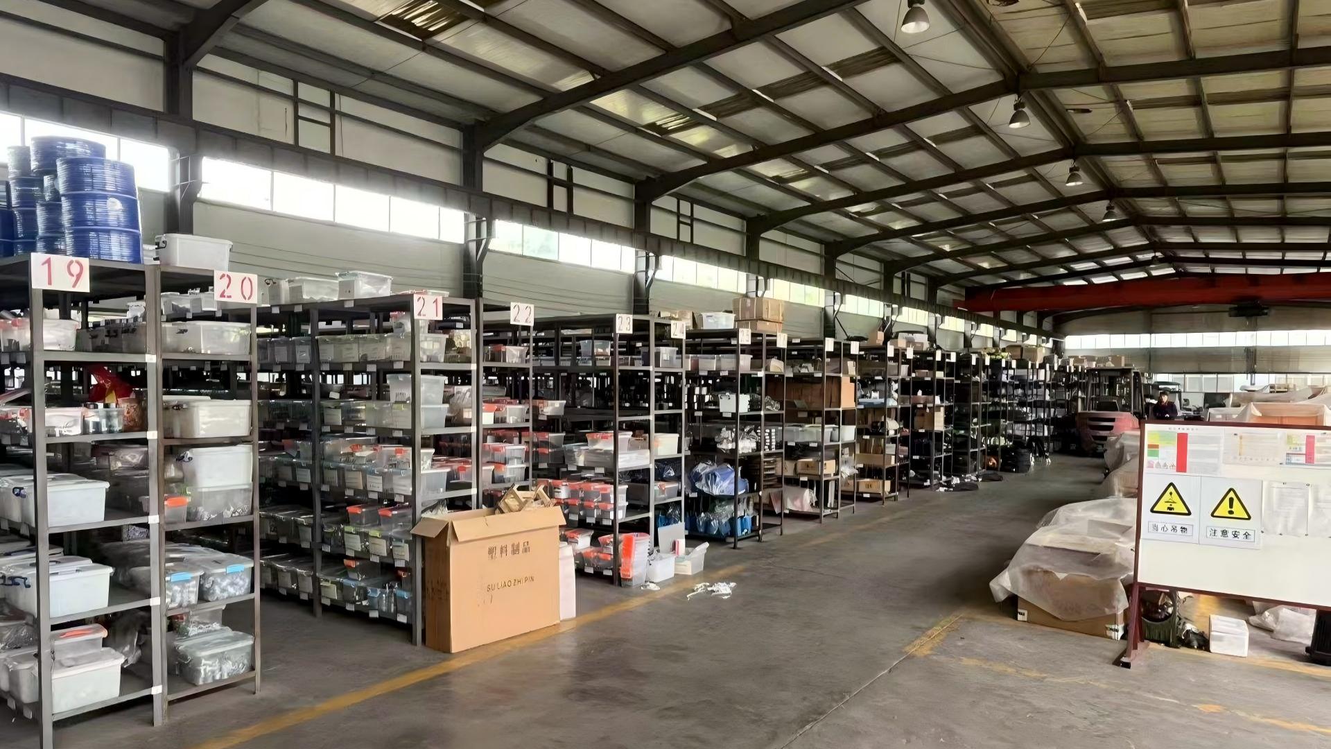 Máy bốc dỡ đá bên hông mỏ than